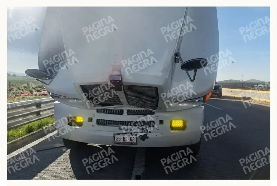 Choque contra caja de tráiler deja muerto a conductor y copiloto en la autopista Puebla-Orizaba