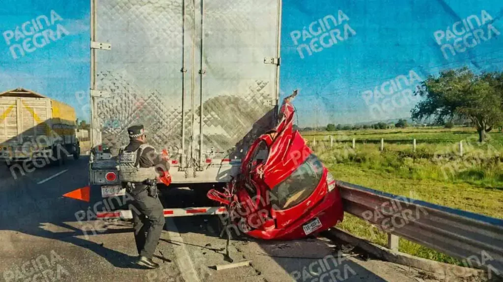 Choque contra caja de tráiler deja muerto a conductor y copiloto en la autopista Puebla-Orizaba