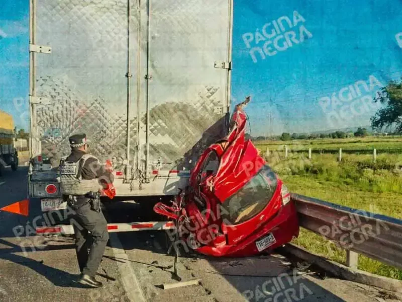 Choque contra caja de tráiler deja muerto a conductor y copiloto en la autopista Puebla-Orizaba