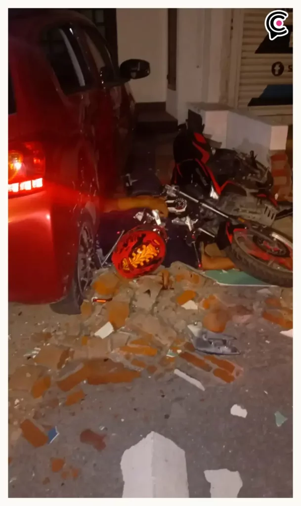 Motociclista de 18 años muere tras chocar contra barda y auto en 11 Sur, Puebla