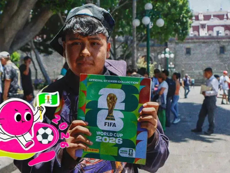 Coleccionistas toman el zócalo de Puebla para intercambiar estampas del álbum del Mundial 2026