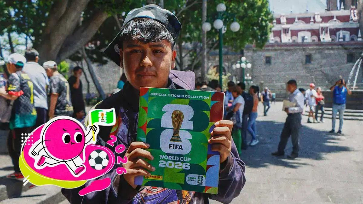 Coleccionistas toman el zócalo de Puebla para intercambiar estampas del álbum del Mundial 2026