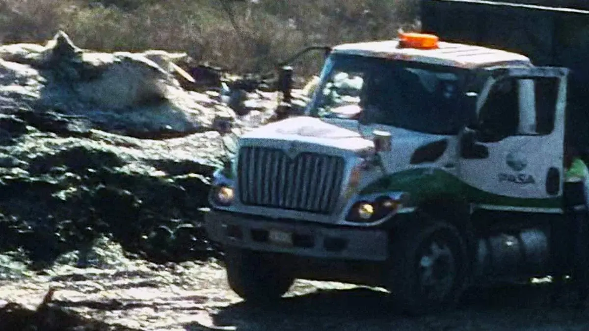 Captan a camiones de PASA tirando basura en Ocoyucan tras crisis en relleno de Chiltepeque
