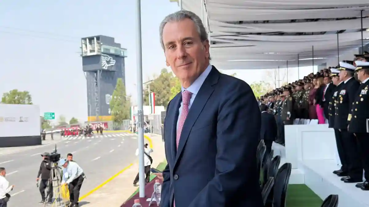 Asiste Pepe Chedraui al desfile cívico-militar por el 164 aniversario de la Batalla de Puebla