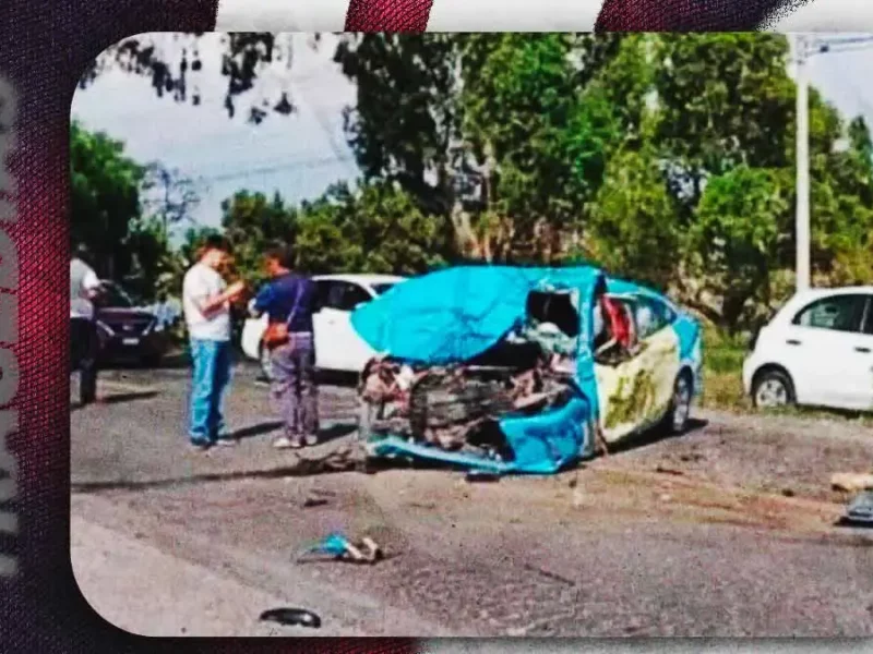 Muere un taxista prensado tras impactarse contra un camión en la carretera Amozoc-Oriental