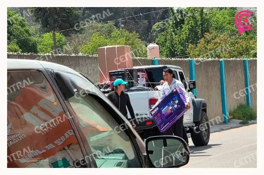 Jonathan Collantes reparte electrodomésticos y programas sociales en Tlachichuca con miras al 2027