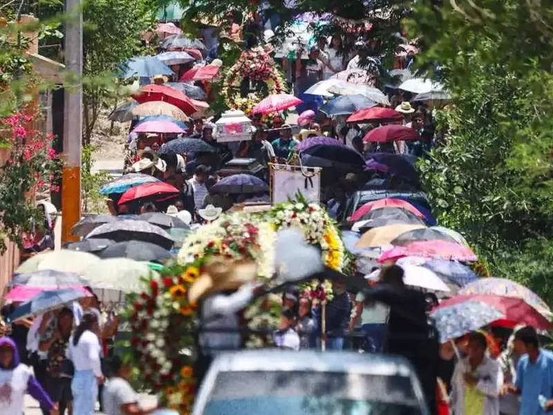 Familias despiden a víctimas de la masacre de Tehuitzingo con ceremonia fúnebre