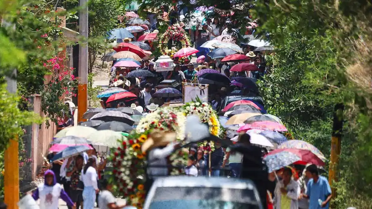 Familias despiden a víctimas de la masacre de Tehuitzingo con ceremonia fúnebre