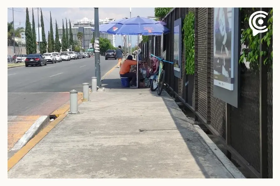 Empleados de Finanzas Puebla sobreviven gracias a ambulantes ante falta de servicios en nueva sede