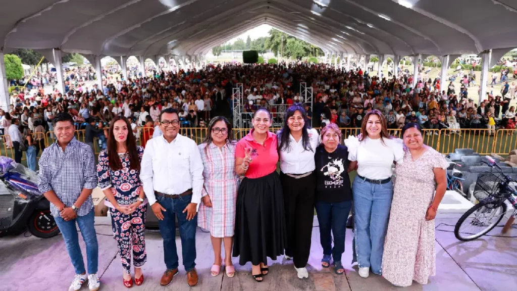 Celebra Lupita Cuautle a miles de madres sanandreseñas con música, regalos y convivencia familiar