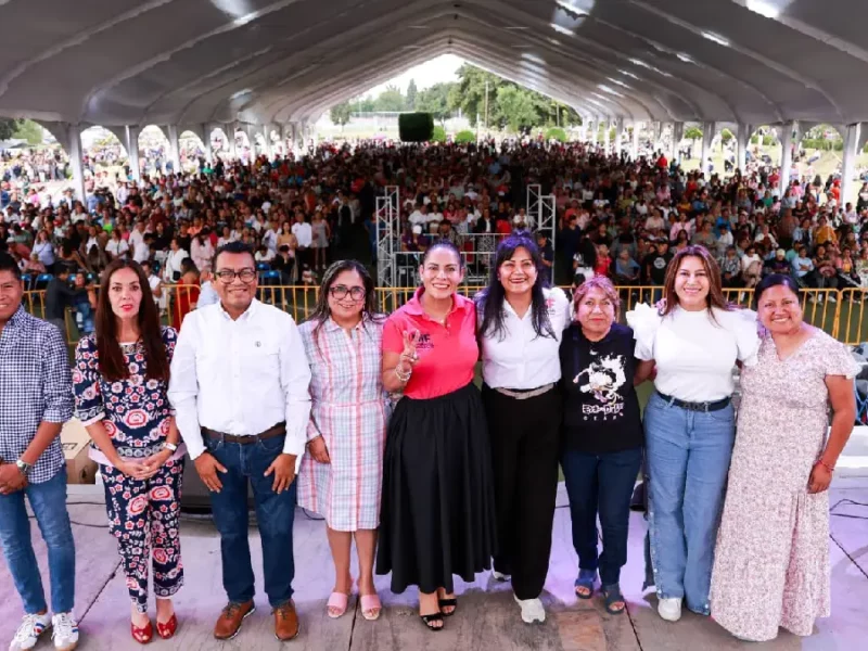 Celebra Lupita Cuautle a miles de madres sanandreseñas con música, regalos y convivencia familiar