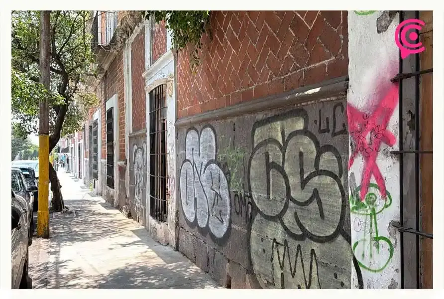 Casonas abandonadas del Centro Histórico de Puebla quedan expuestas a vandalismo y pintas