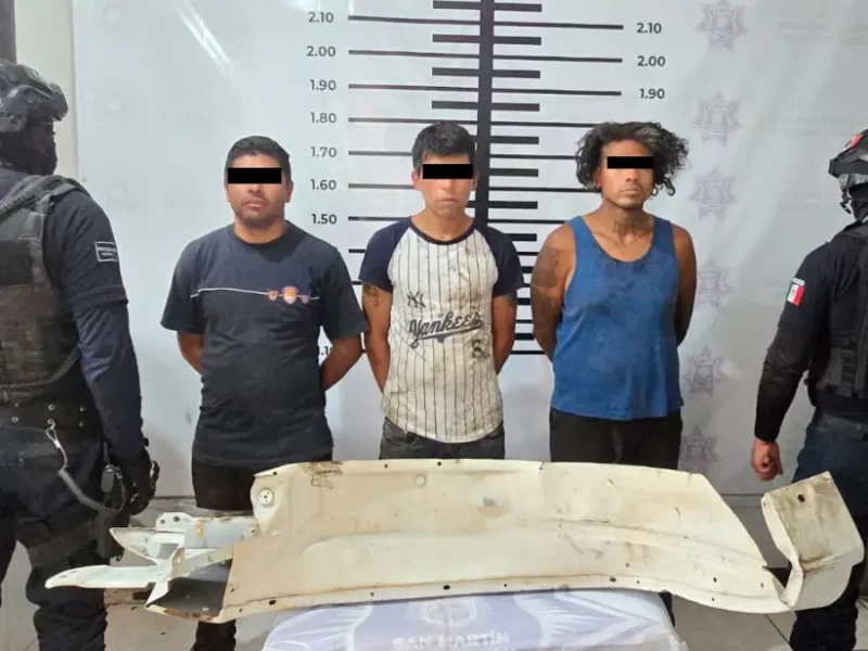 Policía de Texmelucan asegura a tres sujetos presuntamente relacionados con robo de autopartes