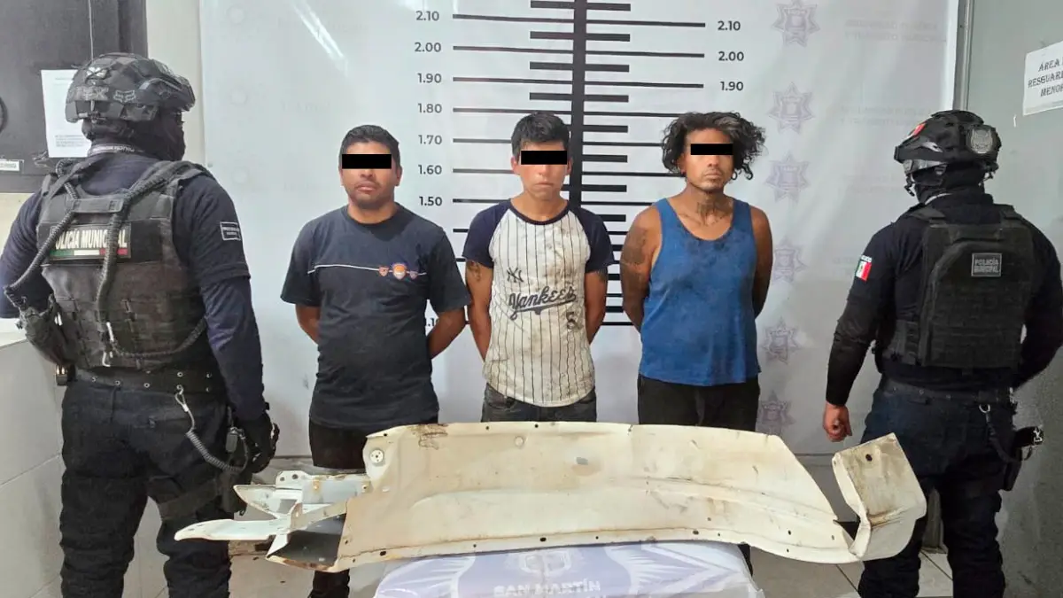 Policía de Texmelucan asegura a tres sujetos presuntamente relacionados con robo de autopartes