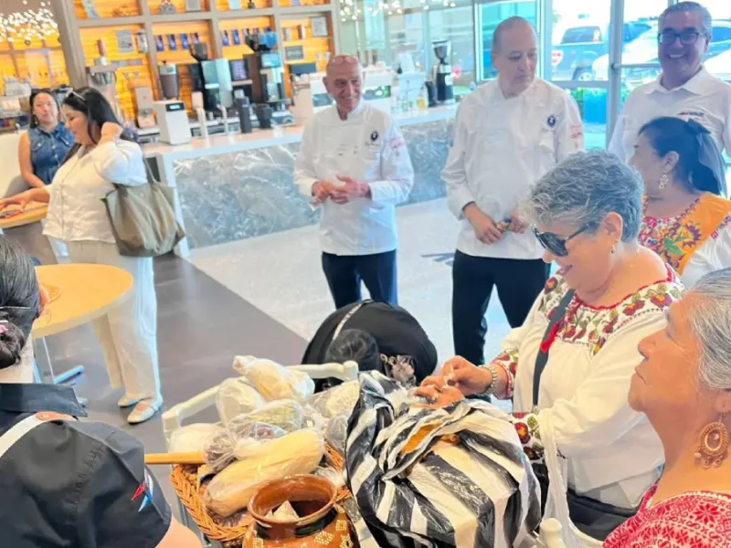 Bety Sánchez apoya a cocinera tradicional de Zacatlán, para participar en evento internacional de gastronomía