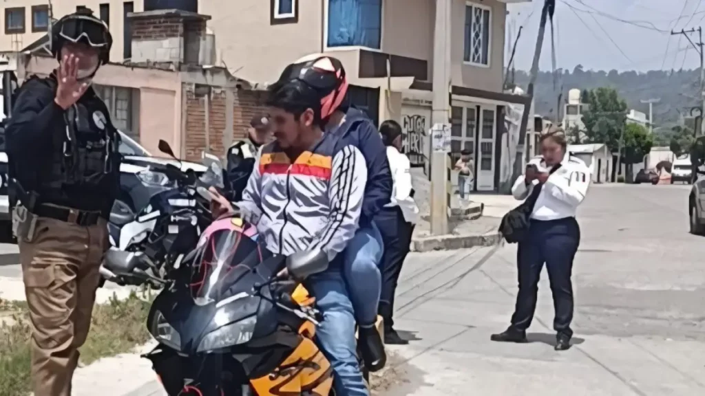 Policía de Texmelucan evita posible fraude por compra de motocicleta conectada por redes sociales en Moyotzingo