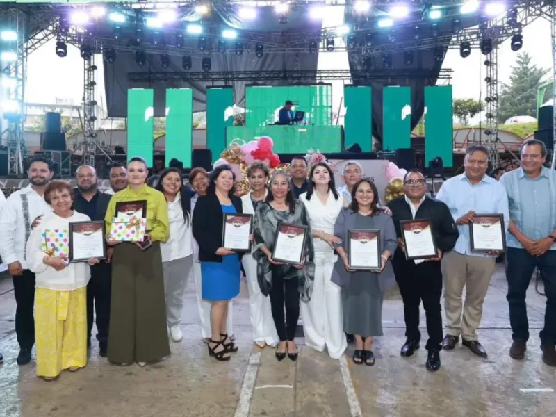 Maestras y maestros de Zacatlán son reconocidos por su Mérito Académico