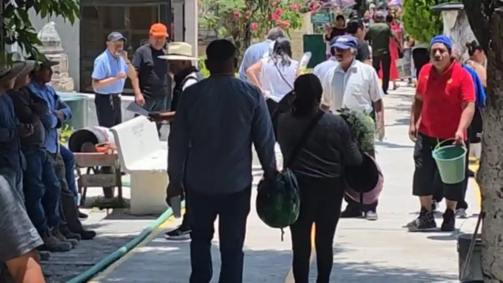 Conmemoran Día de las Madres en el Panteón Municipal de Tehuacán