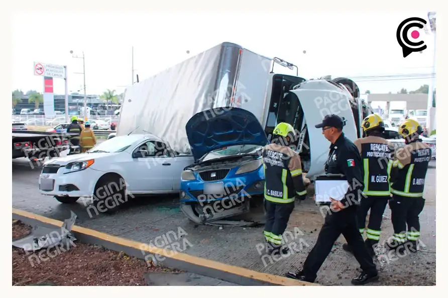 Tractocamión sufre volcadura y cae sobre dos autos en la México-Puebla; hay tres lesionados