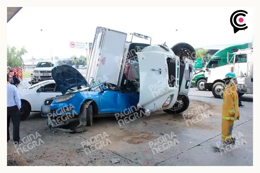 Tractocamión sufre volcadura y cae sobre dos autos en la México-Puebla; hay tres lesionados