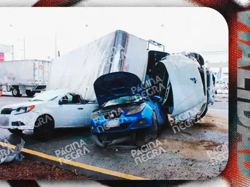 Tractocamión sufre volcadura y cae sobre dos autos en la México-Puebla; hay tres lesionados