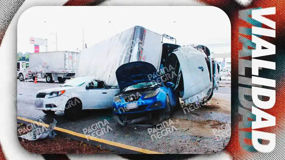 Tractocamión sufre volcadura y cae sobre dos autos en la México-Puebla; hay tres lesionados