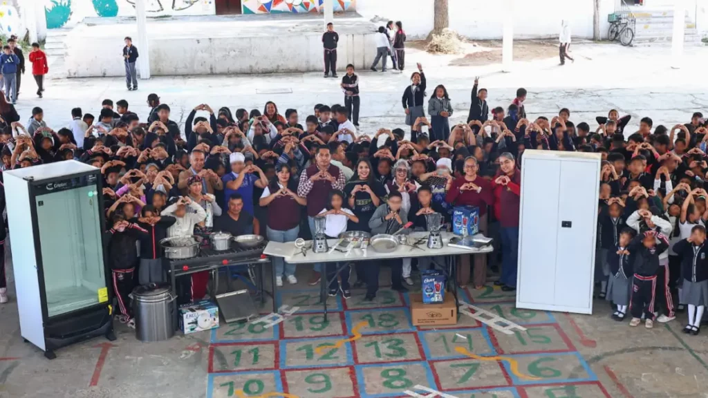 Con respaldo de Alejandro Armenta y Ceci Arellano, Tonantzin Fernández equipa centros educativos en San Pedro Cholula