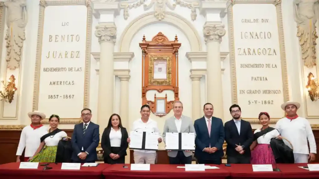 Firma Pepe Chedraui hermanamiento entre Puebla capital y Huatulco
