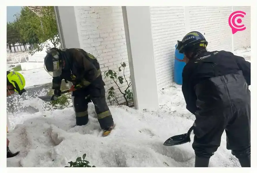 Granizada en Puebla deja capas de hielo y muñeco de nieve en el Estadio Cuauhtémoc