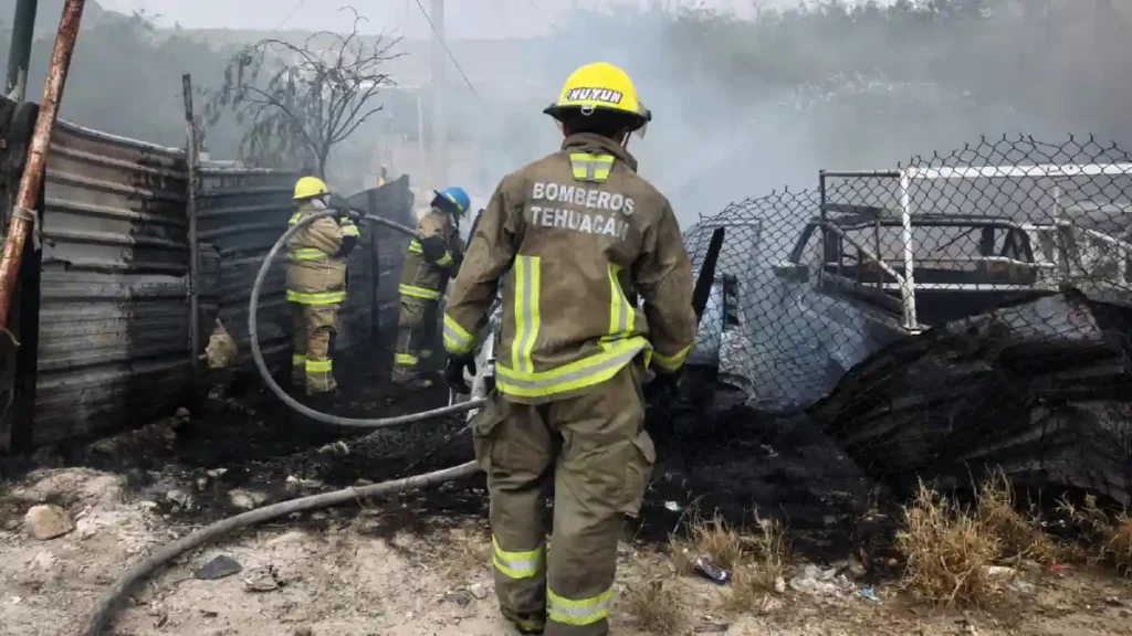 Rápida intervención del Heroico Cuerpo de Bomberos permite atender incendio en corralón de San Diego Chalma