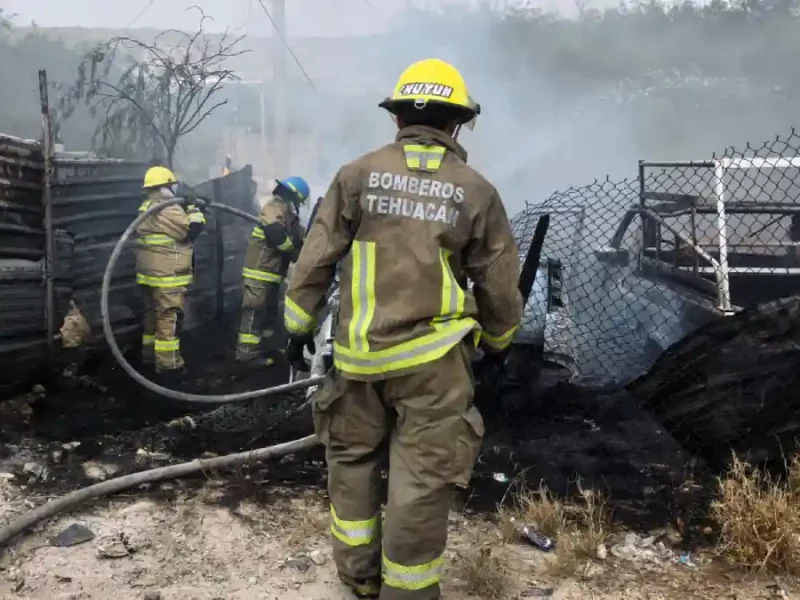 Rápida intervención del Heroico Cuerpo de Bomberos permite atender incendio en corralón de San Diego Chalma