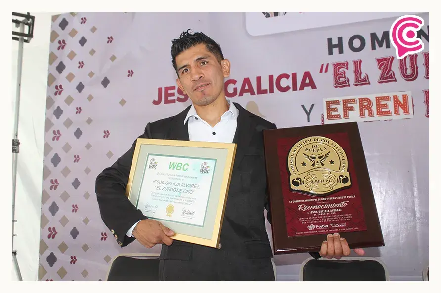 Ayuntamiento de Puebla entrega reconocimiento a los boxeadores Jesús Galicia y Efrén Pinto