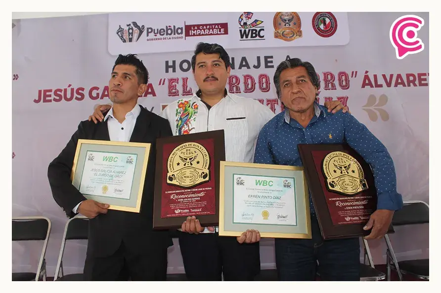 Ayuntamiento de Puebla entrega reconocimiento a los boxeadores Jesús Galicia y Efrén Pinto