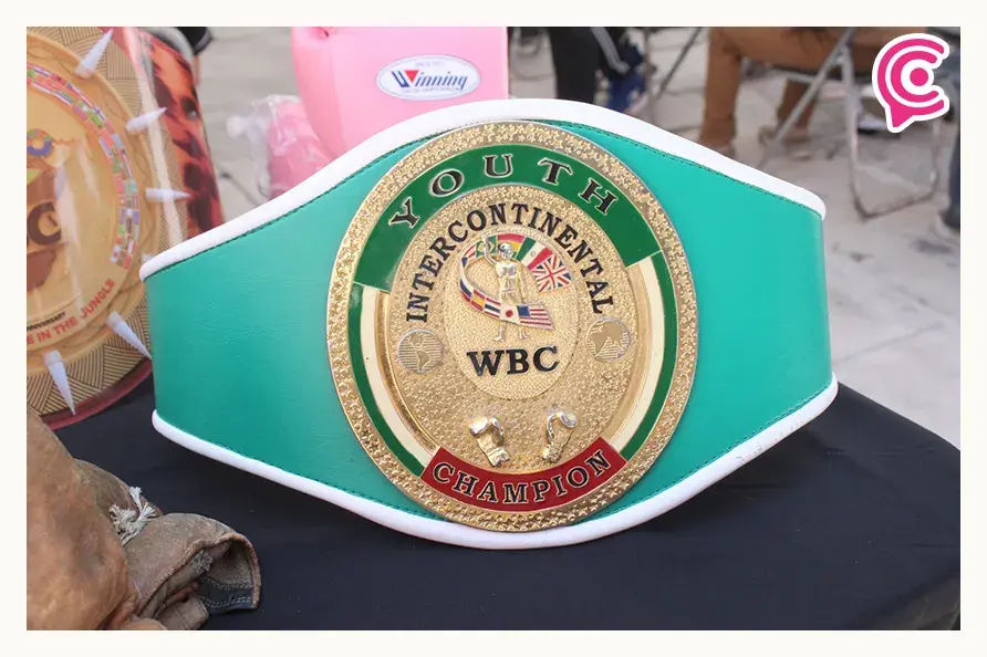 Ayuntamiento de Puebla entrega reconocimiento a los boxeadores Jesús Galicia y Efrén Pinto
