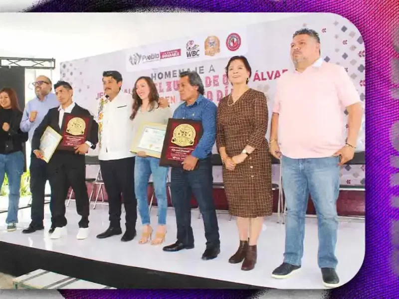 Ayuntamiento de Puebla entrega reconocimiento a los boxeadores Jesús Galicia y Efrén Pinto