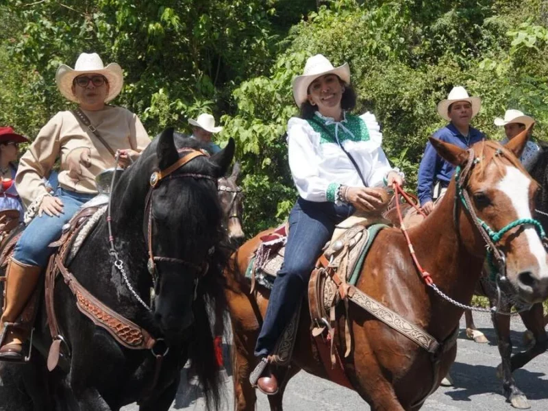 Destaca Guadalupe Vargas la importancia de las tradiciones y el sector ganadero en cabalgata de Xicotepec