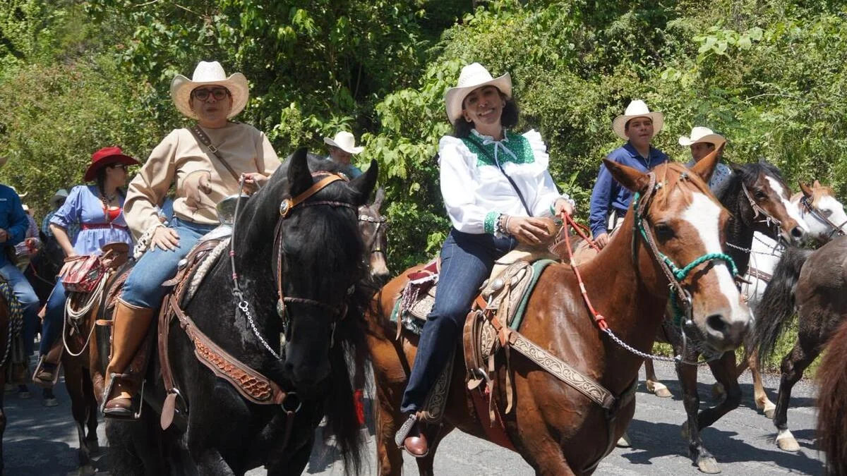 Destaca Guadalupe Vargas la importancia de las tradiciones y el sector ganadero en cabalgata de Xicotepec