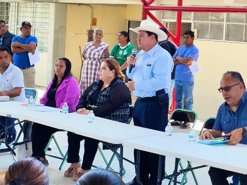 Durante el encuentro, el legislador expuso que con el programa de Obra Comunitaria, impulsado por el titular del Ejecutivo, se hacen posibles este tipo de acciones