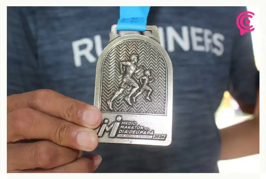 Presentan medalla y playera del Medio Maratón del Día del Padre 2026 en San Andrés Cholula