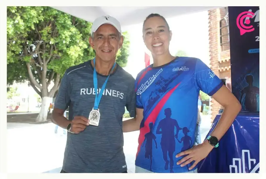 Presentan medalla y playera del Medio Maratón del Día del Padre 2026 en San Andrés Cholula