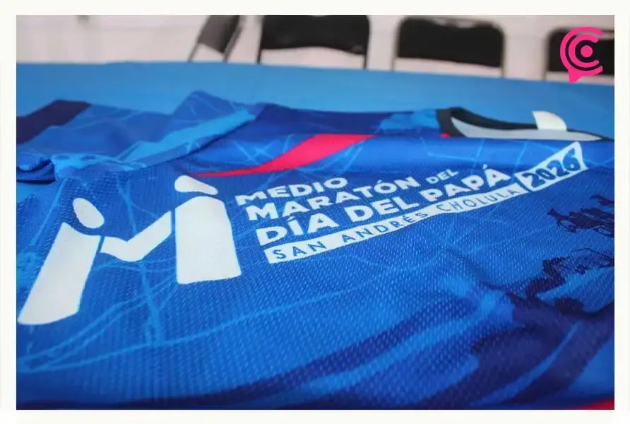 Presentan medalla y playera del Medio Maratón del Día del Padre 2026 en San Andrés Cholula