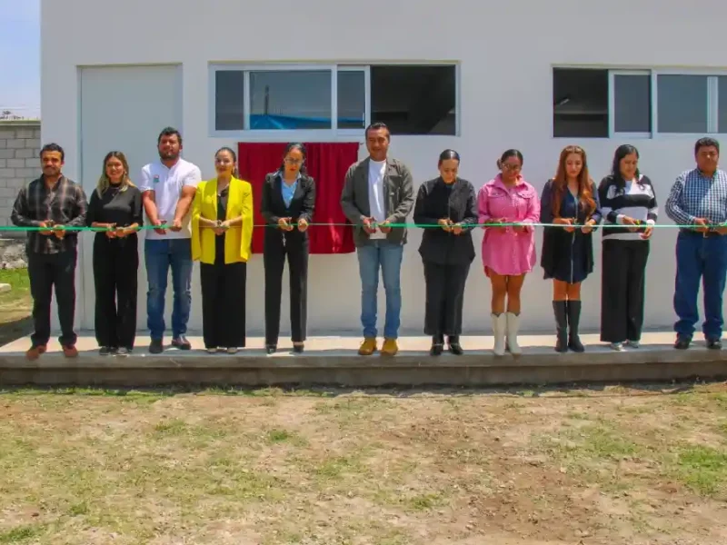 Roberto Solís refuerza compromiso con la educación; inaugura aula de usos múltiples en primaria de Huejotzingo