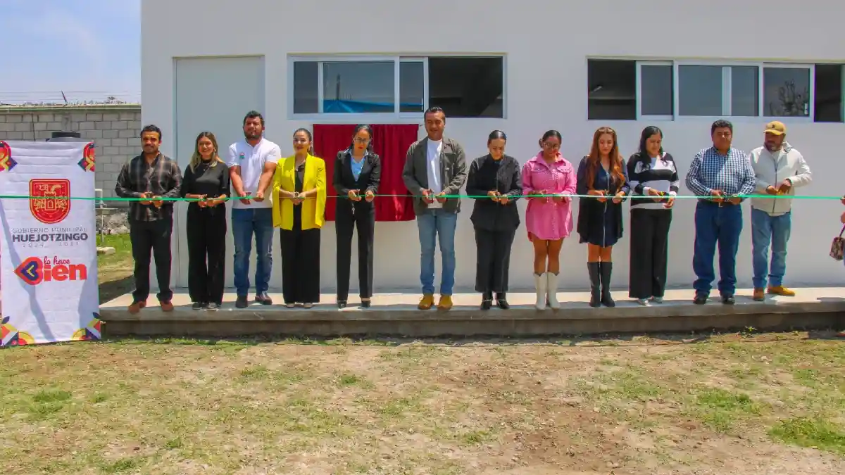 Roberto Solís refuerza compromiso con la educación; inaugura aula de usos múltiples en primaria de Huejotzingo
