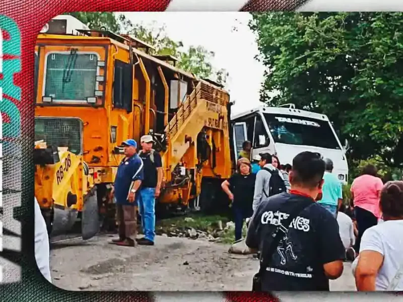 Tren choca contra unidad de la Ruta 50 y deja 21 lesionados en Puebla