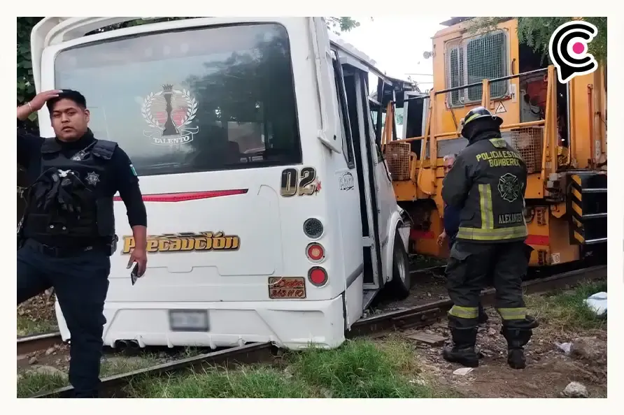 Tren choca contra unidad de la Ruta 50 y deja 21 lesionados en Puebla