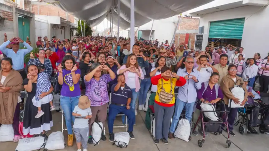 Roberto Solís y Shamy Spezia fortalecen la atención a personas vulnerables con entrega de despensas en Huejotzingo