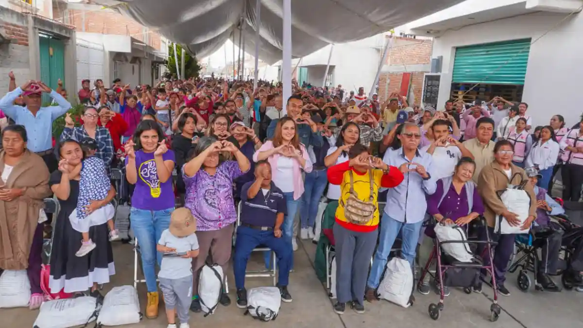 Roberto Solís y Shamy Spezia fortalecen la atención a personas vulnerables con entrega de despensas en Huejotzingo