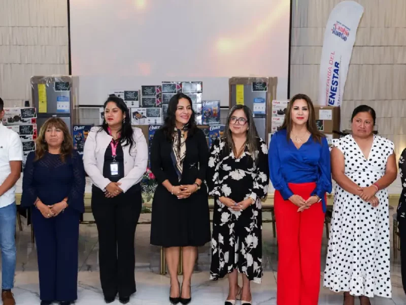Lupita Cuautle reconoce a docentes de 72 escuelas por su compromiso con la educación