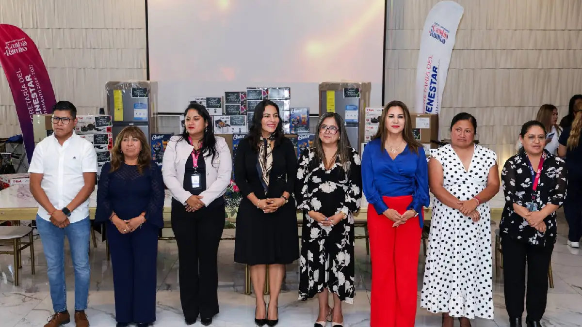 Lupita Cuautle reconoce a docentes de 72 escuelas por su compromiso con la educación