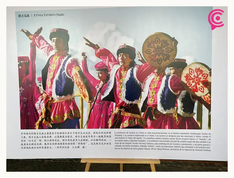 Tonantzin Fernández y embajador de China inauguran exposición de trajes étnicos en Cholula